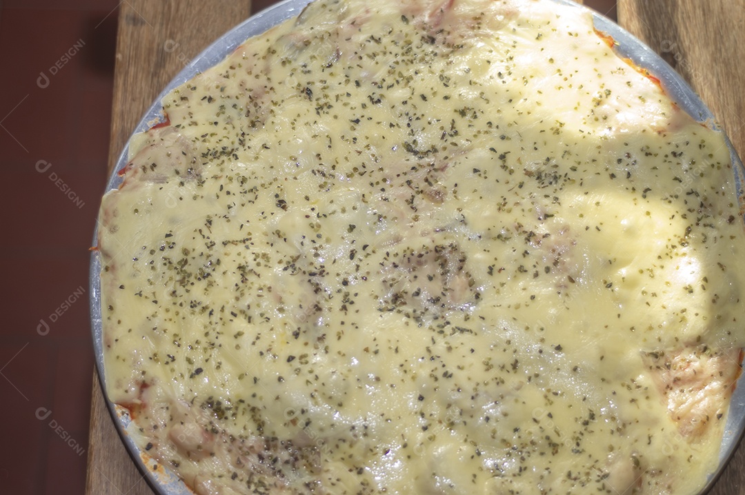 Pizza feita com massa de batata, queijo manjericão e orégano