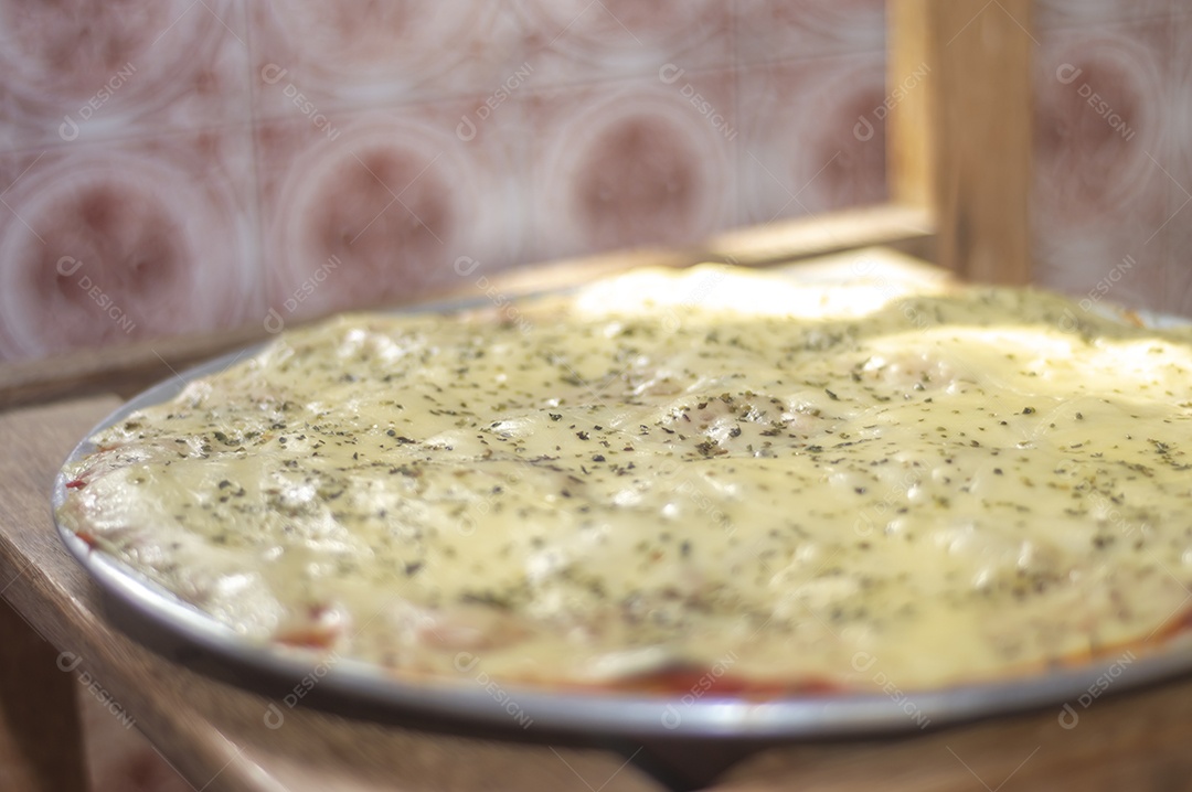 Pizza feita com massa de batata, queijo manjericão e orégano