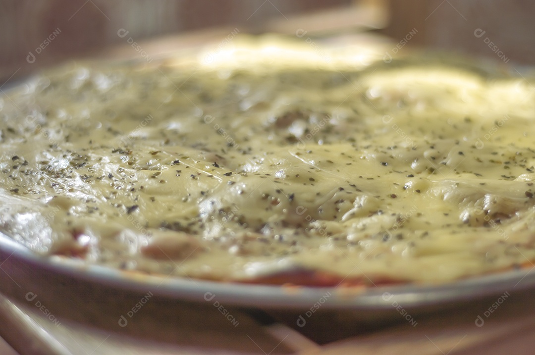 Pizza feita com massa de batata, queijo manjericão e orégano