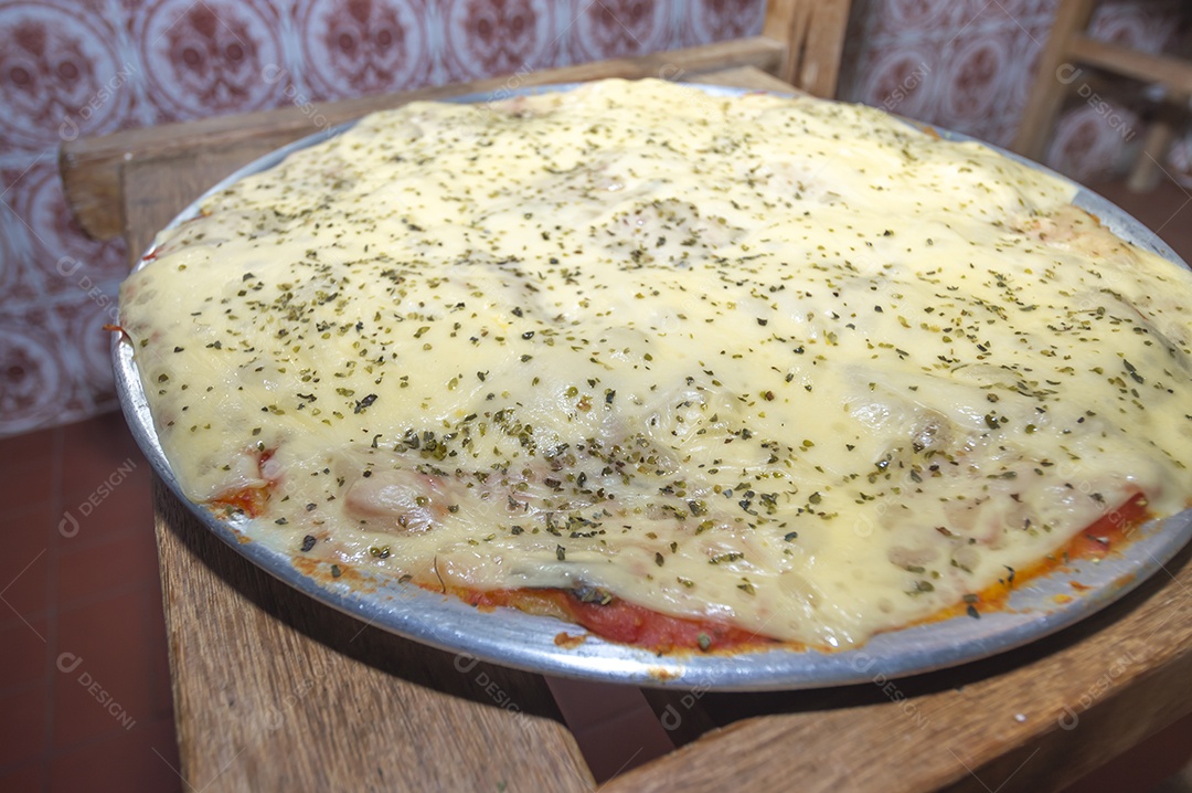 Pizza feita com massa de batata, queijo manjericão e orégano