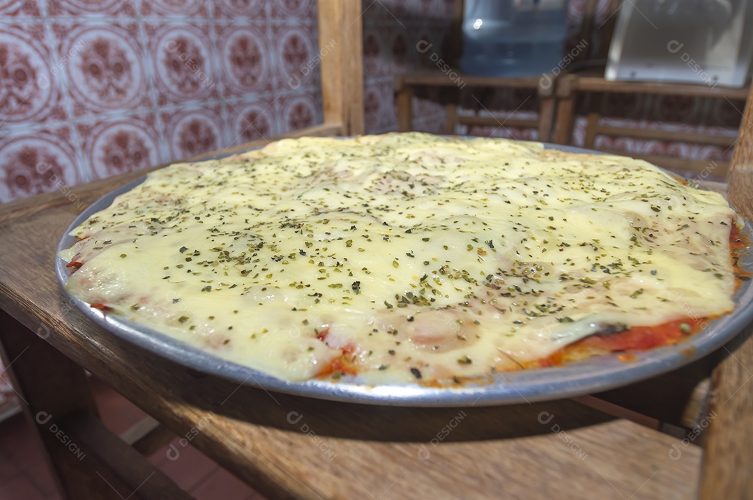 Pizza feita com massa de batata, queijo manjericão e orégano