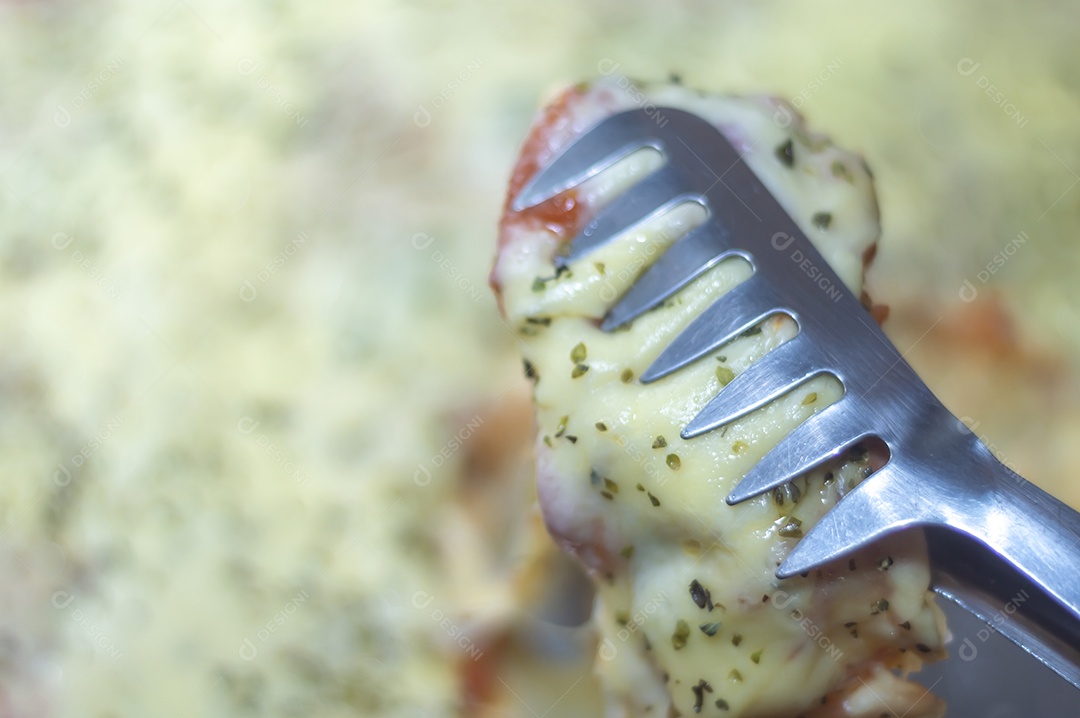 Pizza feita com massa de batata, queijo manjericão e orégano