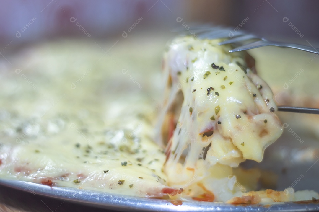 Pizza feita com massa de batata, queijo manjericão e orégano