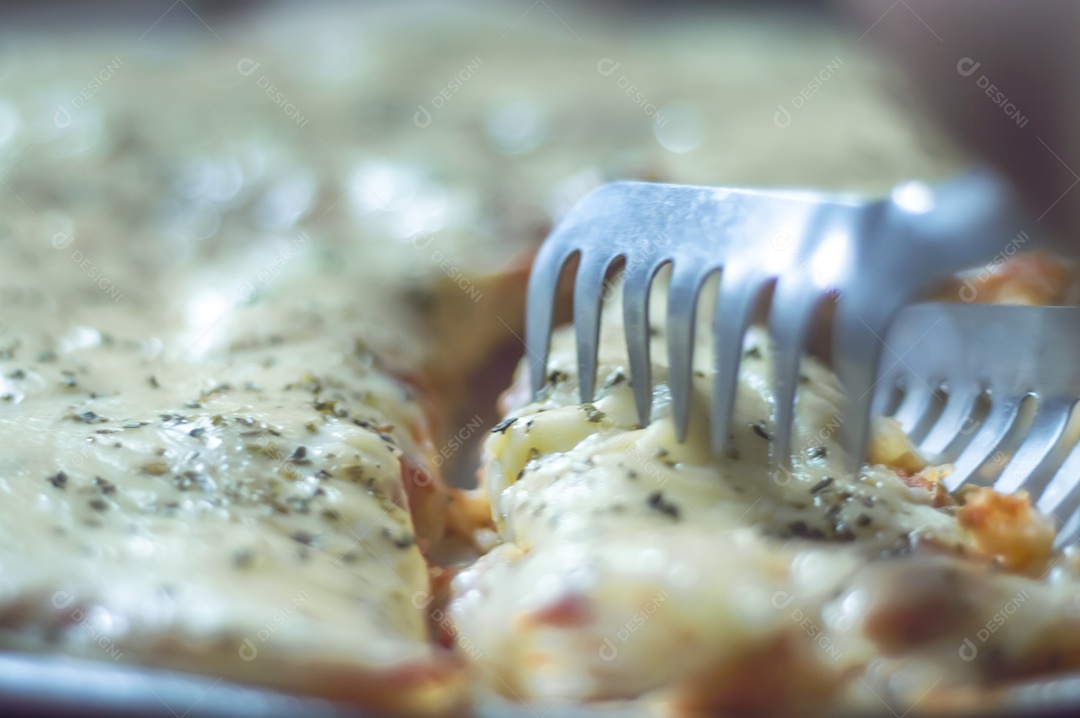 Pizza feita com massa de batata, queijo manjericão e orégano