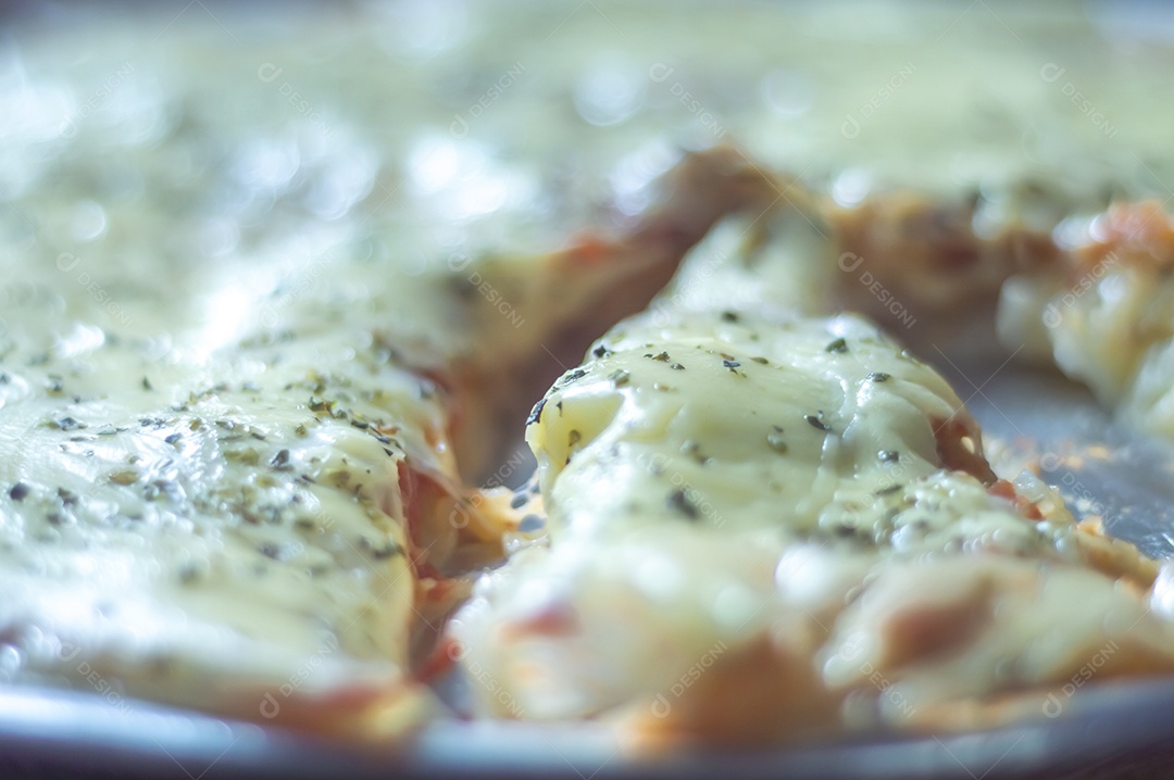 Pizza feita com massa de batata, queijo manjericão e orégano