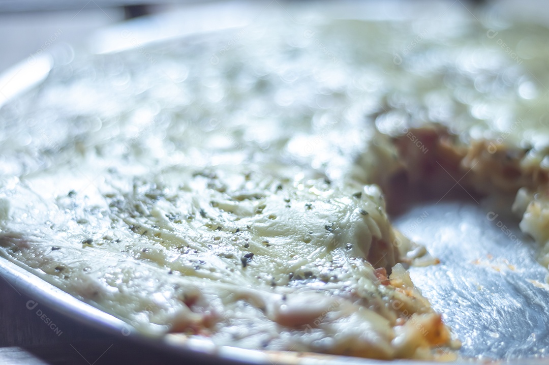 Pizza feita com massa de batata, queijo manjericão e orégano