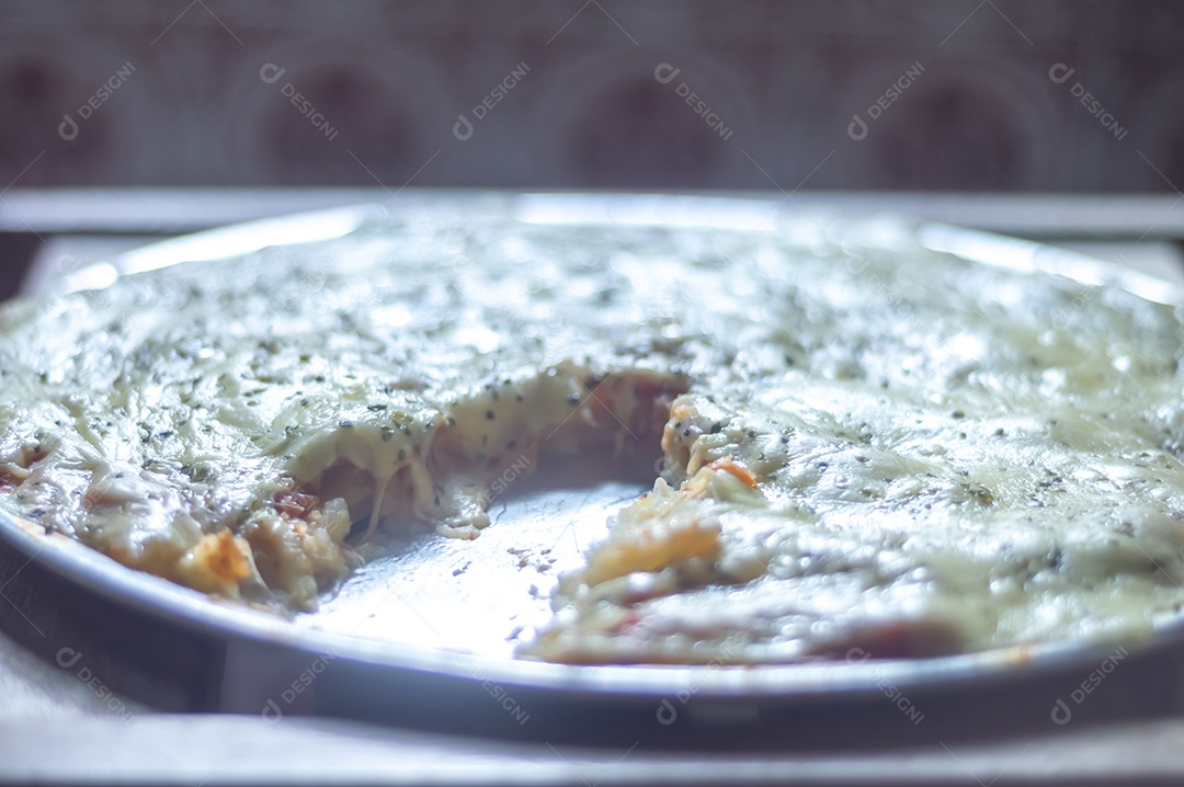 Pizza feita com massa de batata, queijo manjericão e orégano