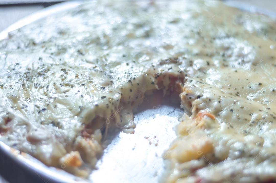 Pizza feita com massa de batata, queijo manjericão e orégano