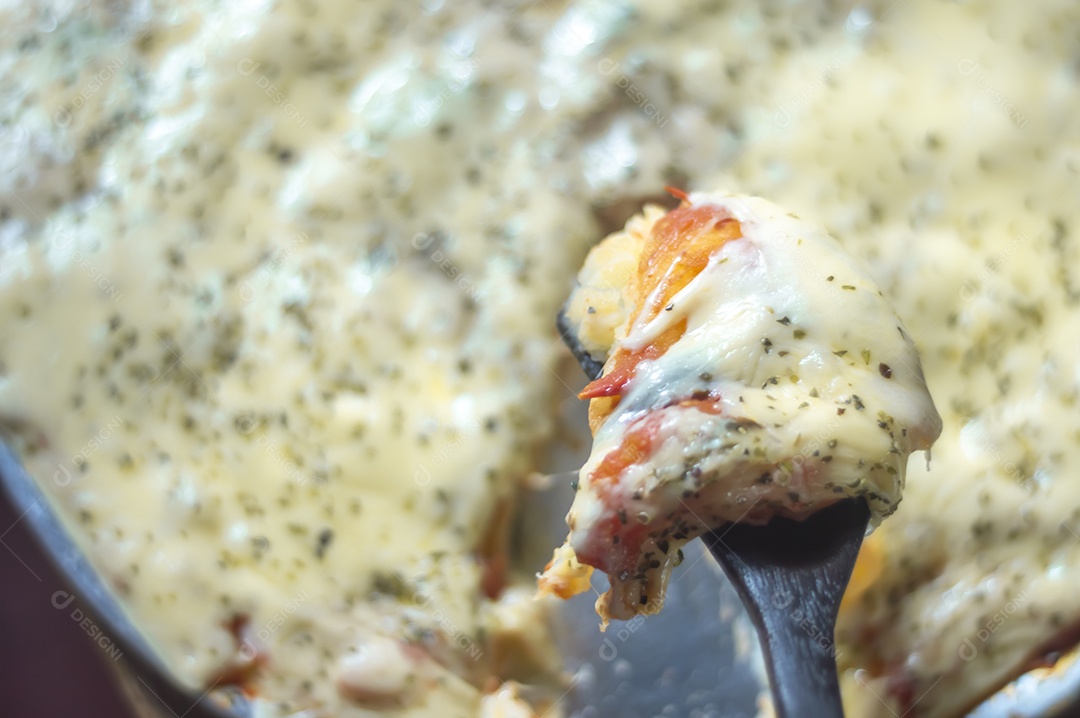 Pizza feita com massa de batata, queijo manjericão e orégano