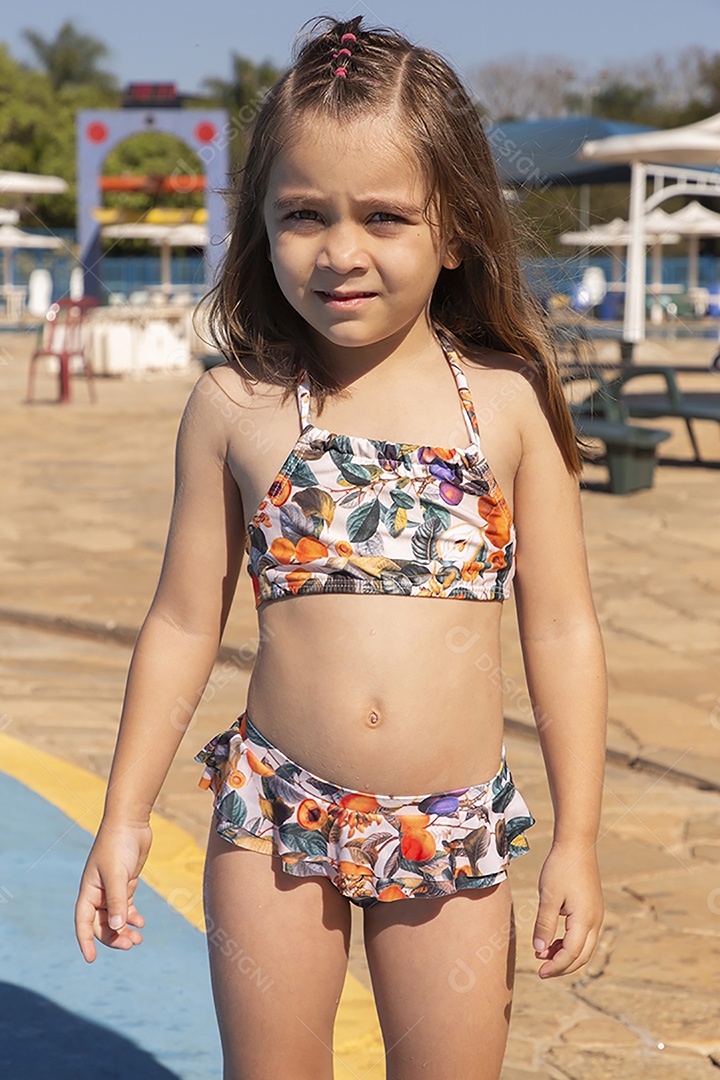 Linda garota em clube de piscina