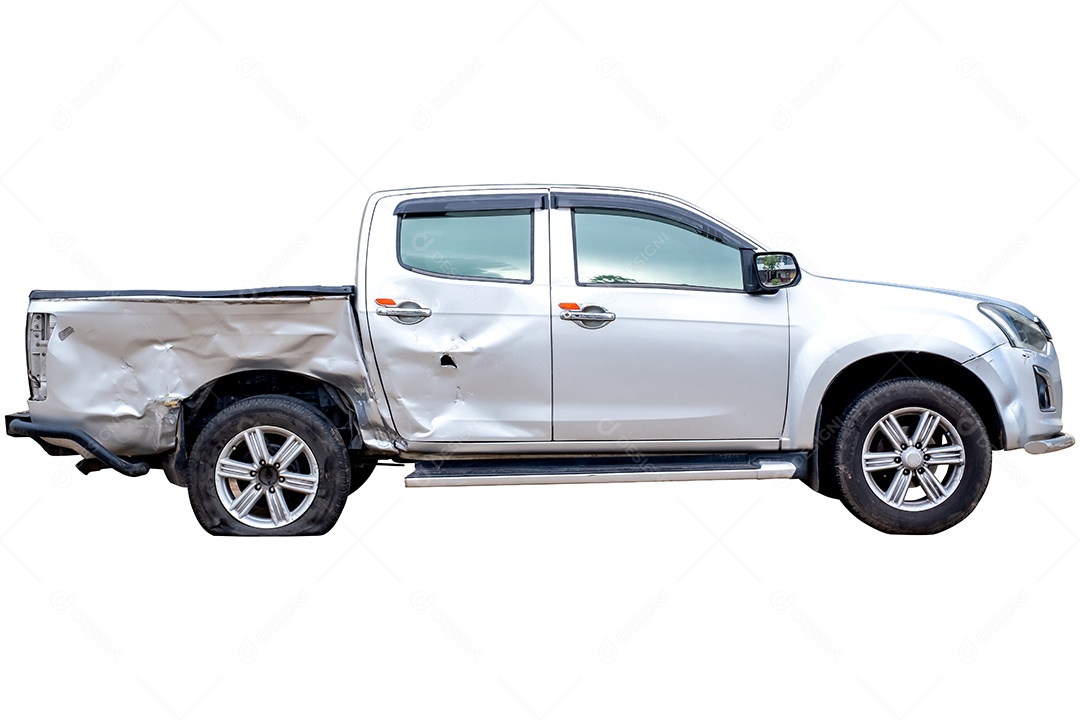 A vista lateral do carro pikup cinza ou bronze foi danificada por acidente na estrada.