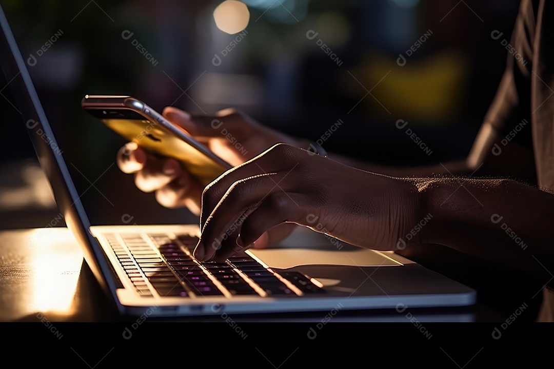 Empresário e executivo trabalhando com laptop em um café de trabalho