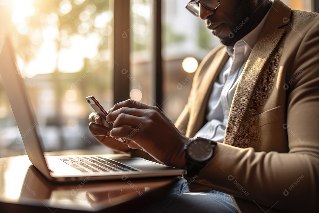 Empresário e executivo trabalhando com laptop em um café de trabalho