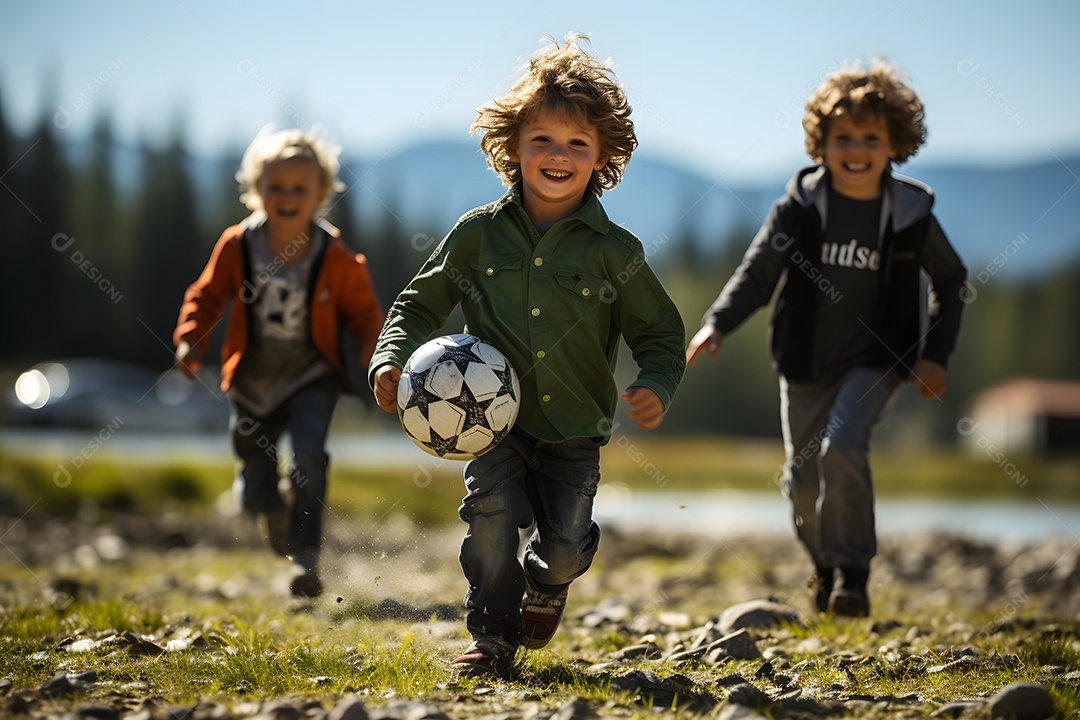 Crianças brincando de futebol