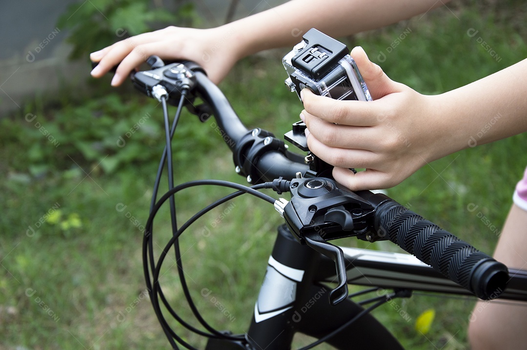 Mão de uma mulher segurando o guidão de uma mountain bike
