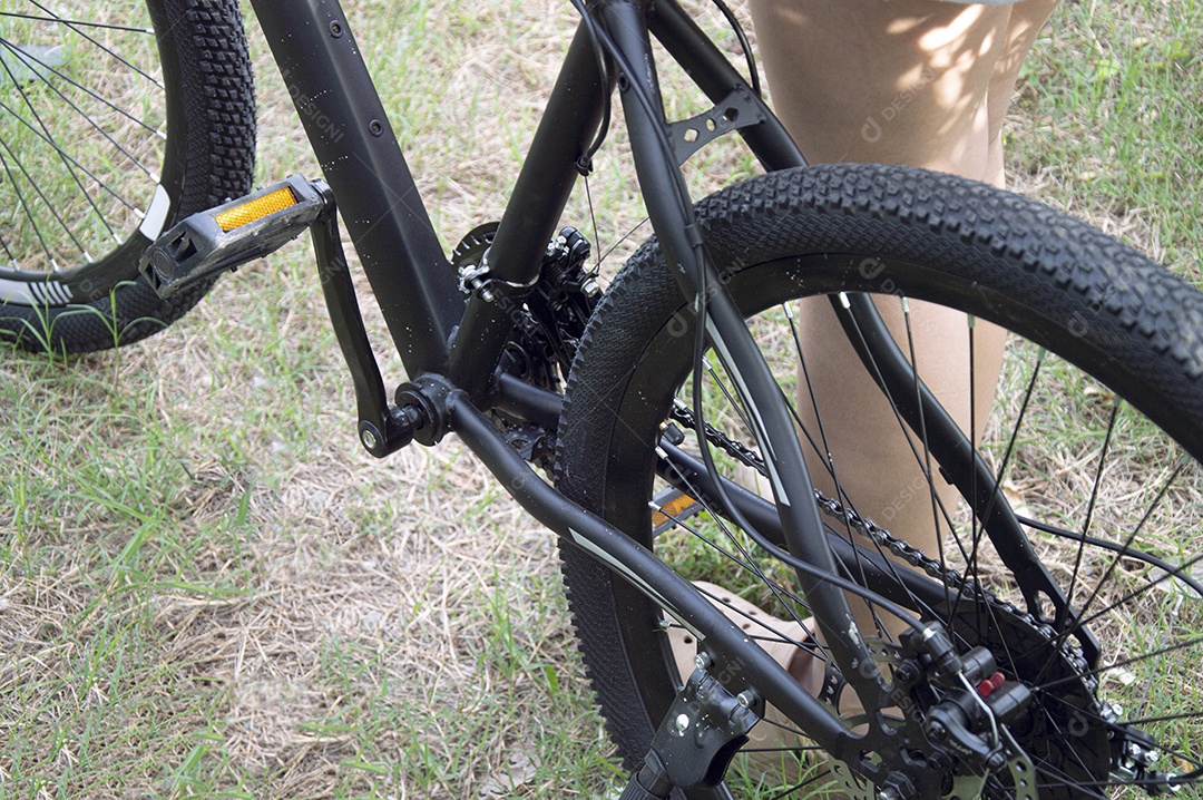 Vista lateral da mountain bike