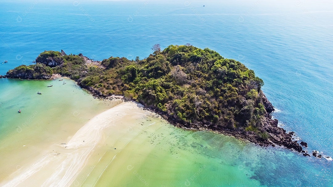 Um pequeno barco de pesca flutuando no mar