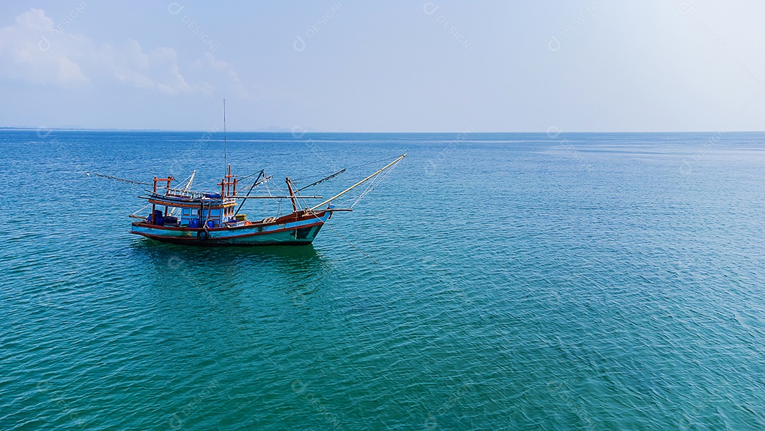 Um pequeno barco de pesca flutuando no mar