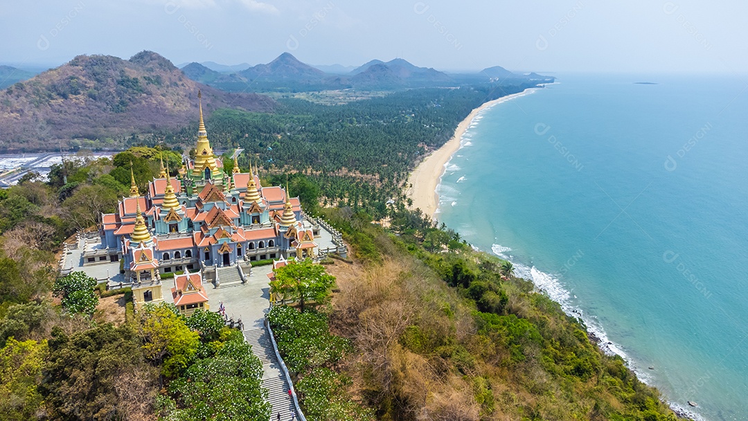 Vista aérea do Templo Budista Wat Tang Sai localizado no topo da montanha na Tailândia