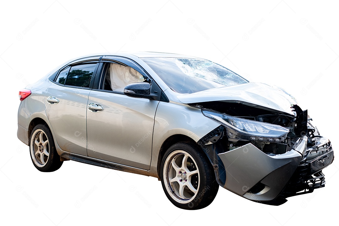 A frente e a lateral do carro branco foram danificadas por acidente na estrada.