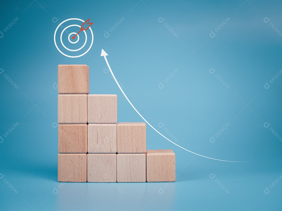 Empilhamento de blocos de cubos de madeira com ícone. Conceito de estratégia de negócios e plano de ação de metas.