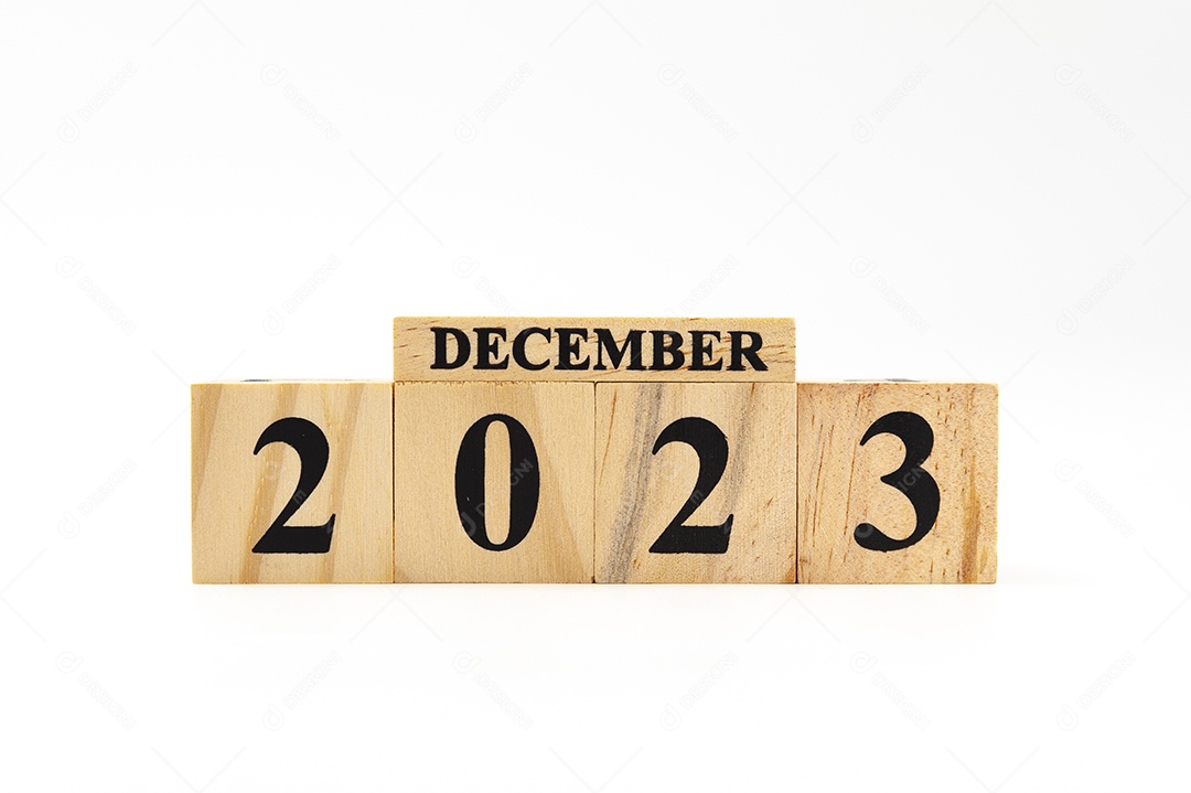 Calendário de madeira com meses do ano