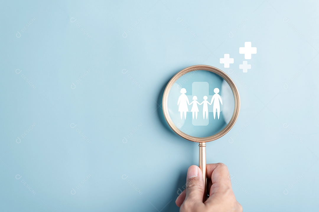 Foco de lupa para família de proteção com ícone de sinal de adição, conceito de vida e seguro.