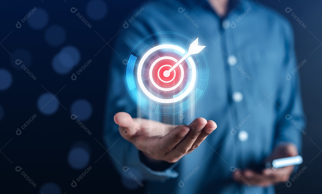 Empresário segura ícone de alvo virtual e liderança de desenvolvimento de planejamento e gerenciamento de grupo-alvo
