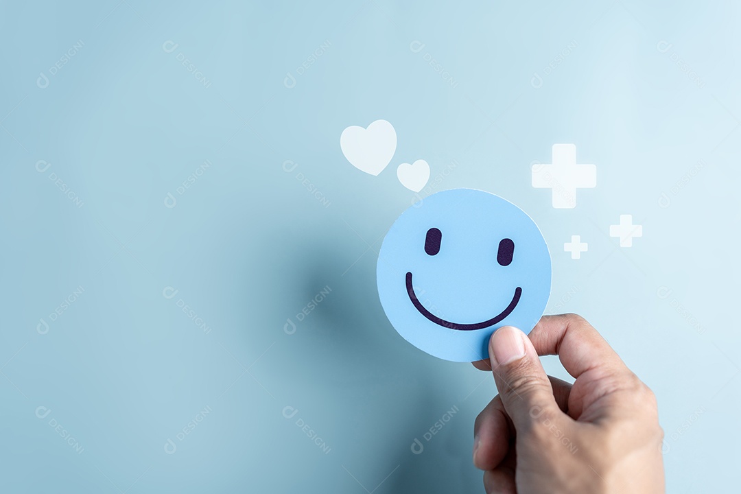 As mãos seguram o rosto de sorriso feliz. pensamento positivo de saúde mental e mentalidade de crescimento