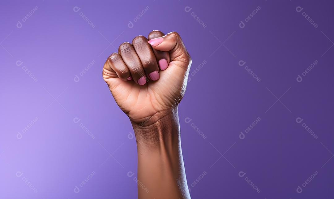 Mão de mulher de punho fechado representando agosto lilás