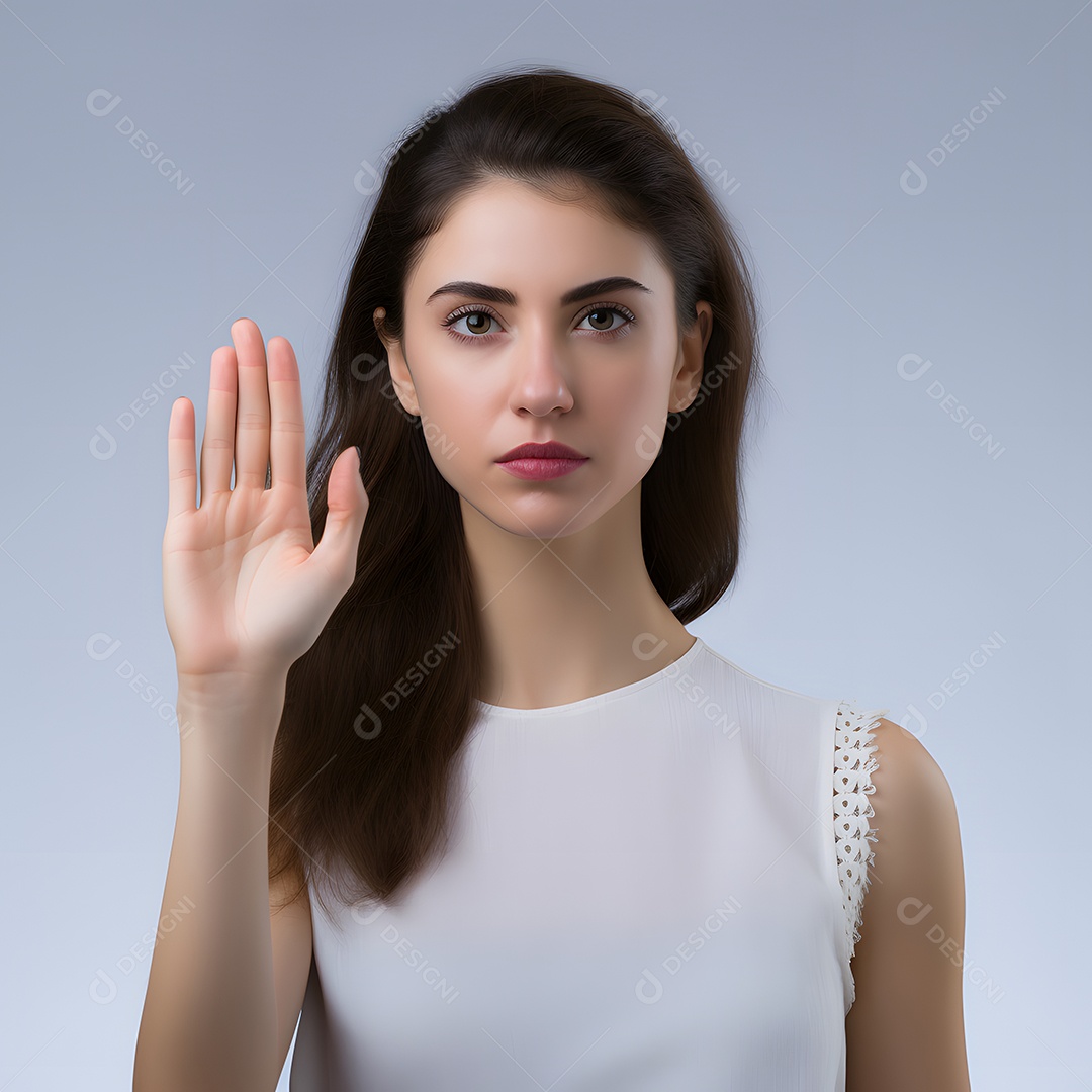 Mulher representando agosto lilás