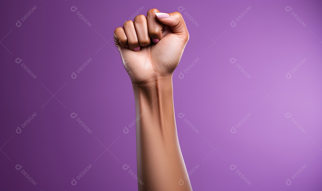 Punho fechado para representar campanha do agosto lilás