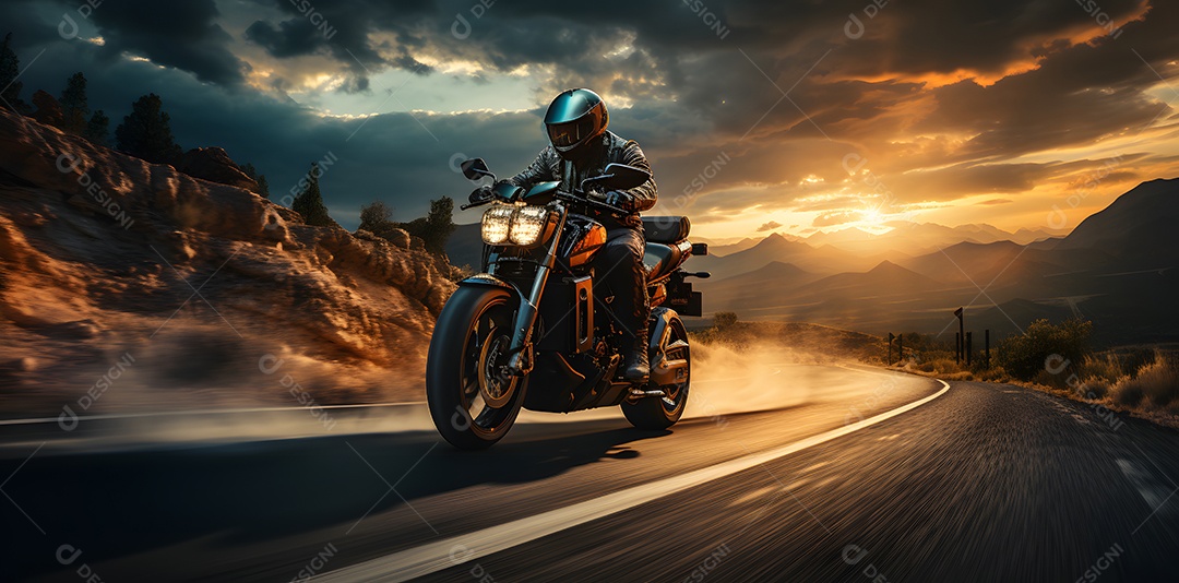 Homem andando com moto esportiva na estrada