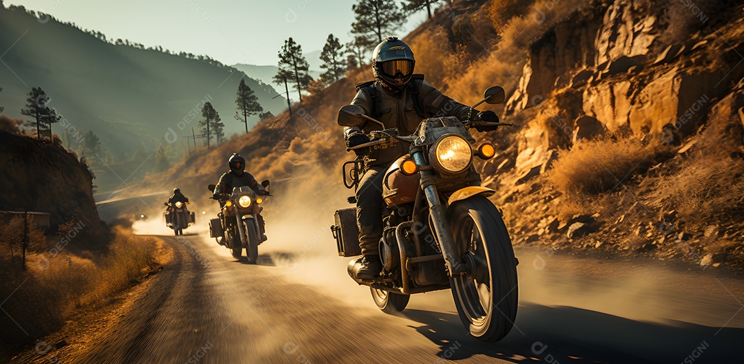 Homem andando com moto esportiva na estrada