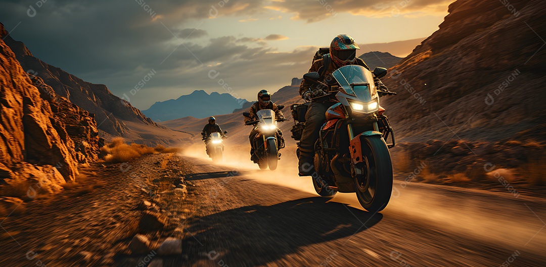 Homem andando com moto esportiva na estrada