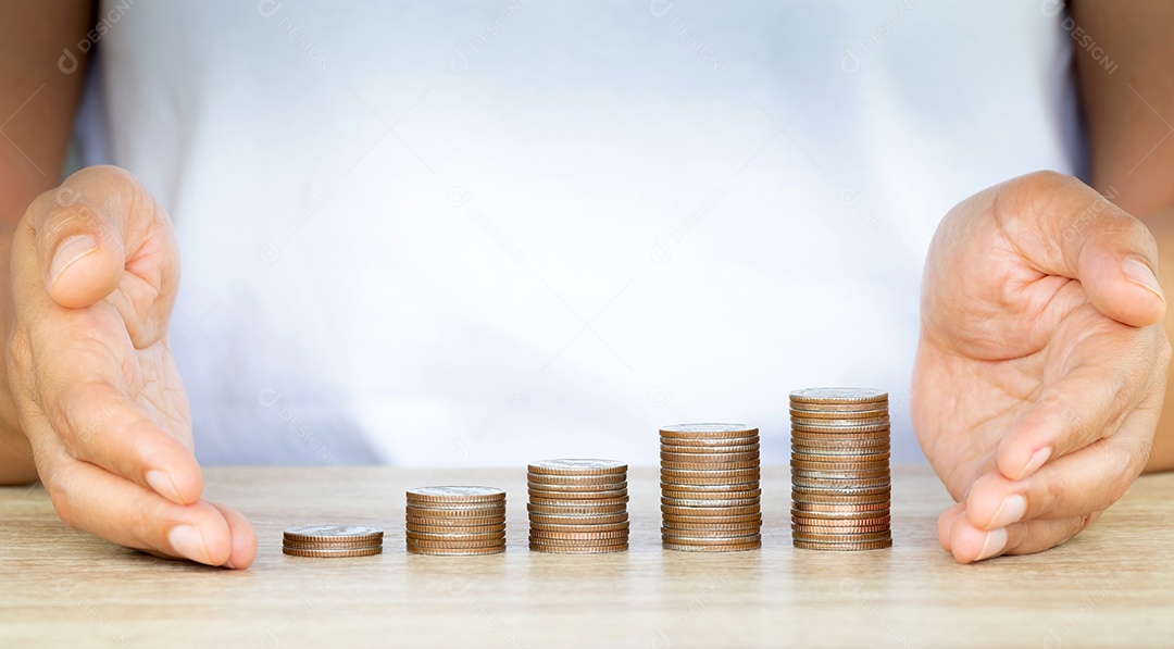 Economizando conceito de dinheiro predefinido por negócios em crescimento da pilha de moedas de dinheiro