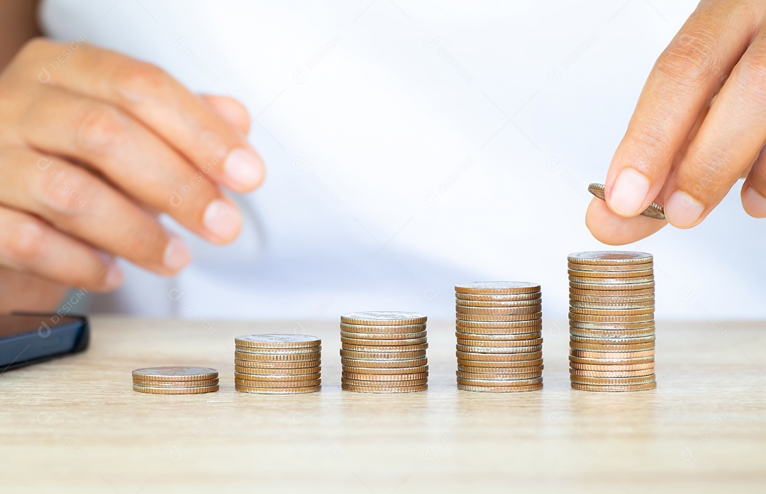 Economizando conceito de dinheiro predefinido por negócios em crescimento da pilha de moedas de dinheiro