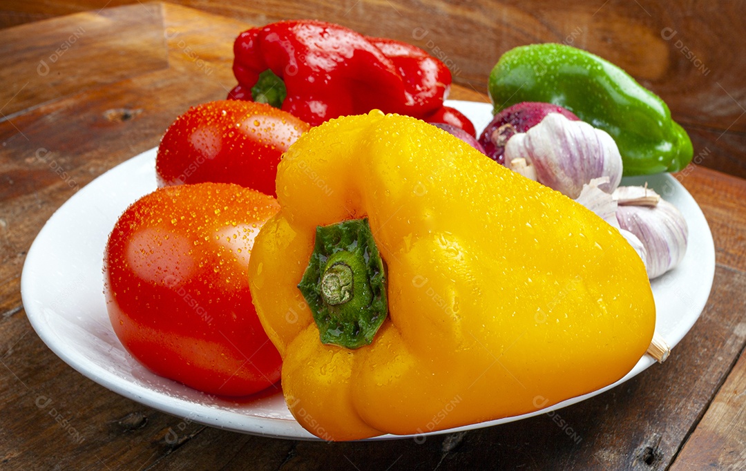 Pimenta cebola tomate alho no prato