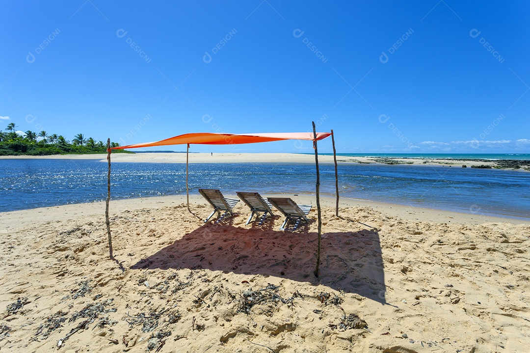 Barraca com cadeiras na sombra