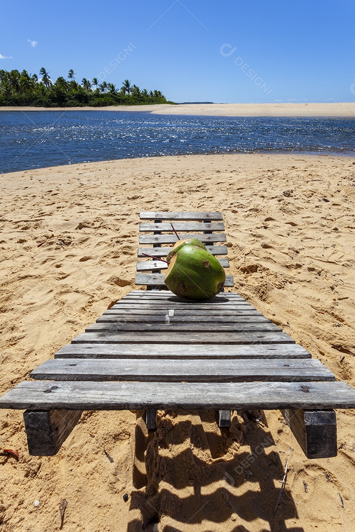 Praia arraial d’Ajuda com cadeira coco