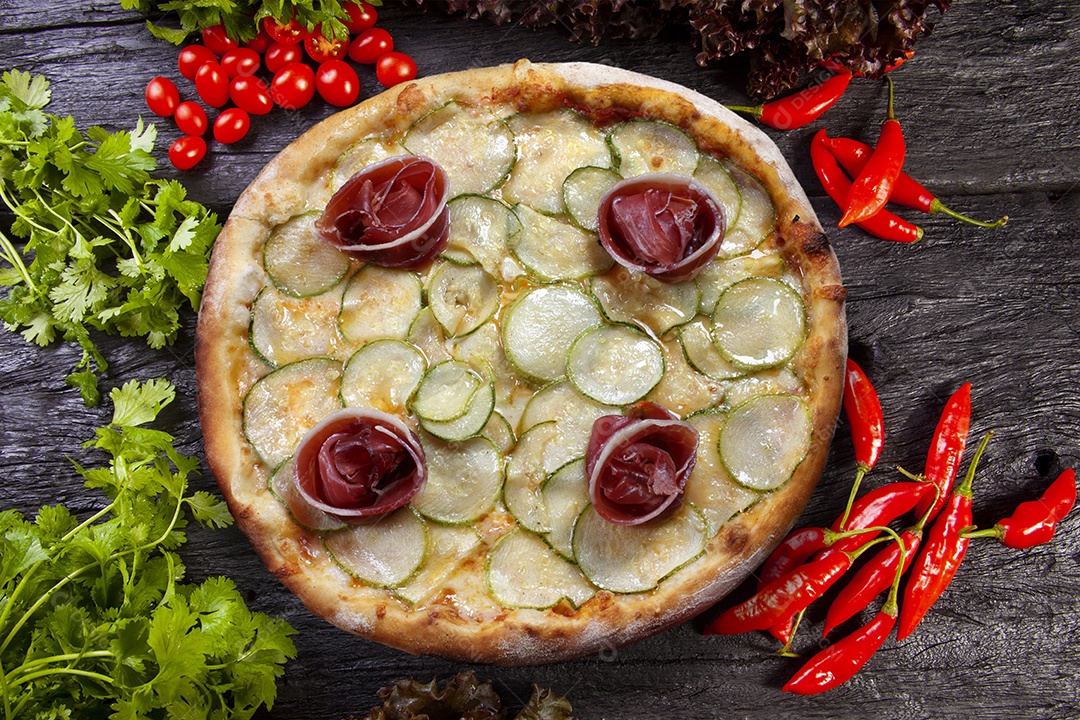 Pizza de presunto parma com abobrinha