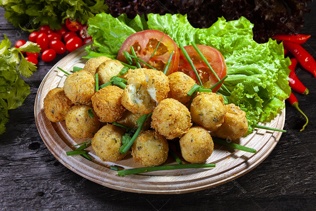 Bolinho de bacalhau frito com salada