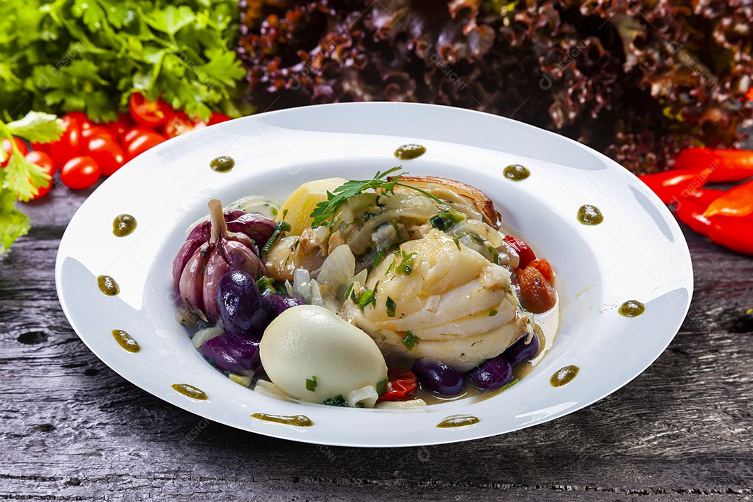 Bacalhau com ovos azeitonas e legumes