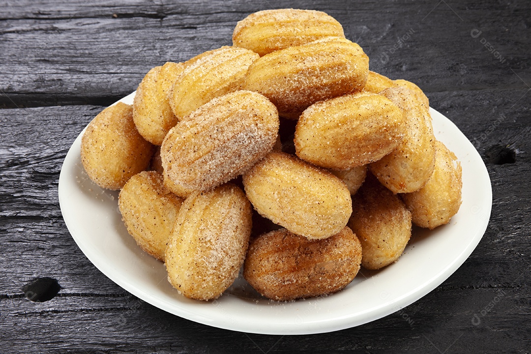 Vários churros sobre um prato