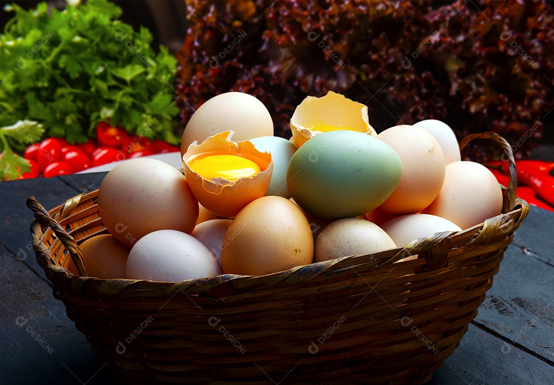 Ovos caipira dentro de uma cesta