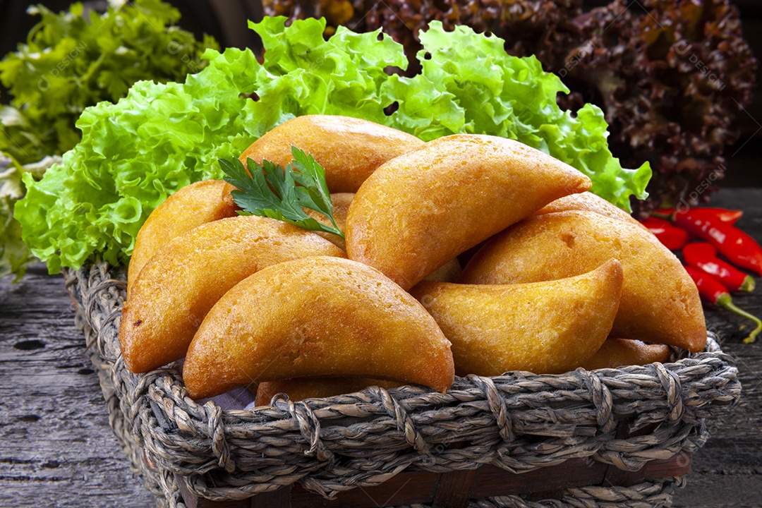 Muitos pasteis sobre uma cesta