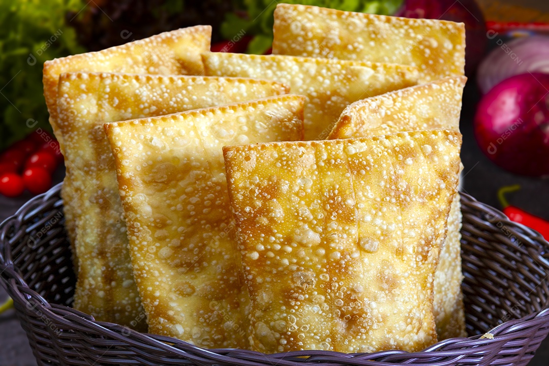 Pasteis fritos dentro de uma cesta