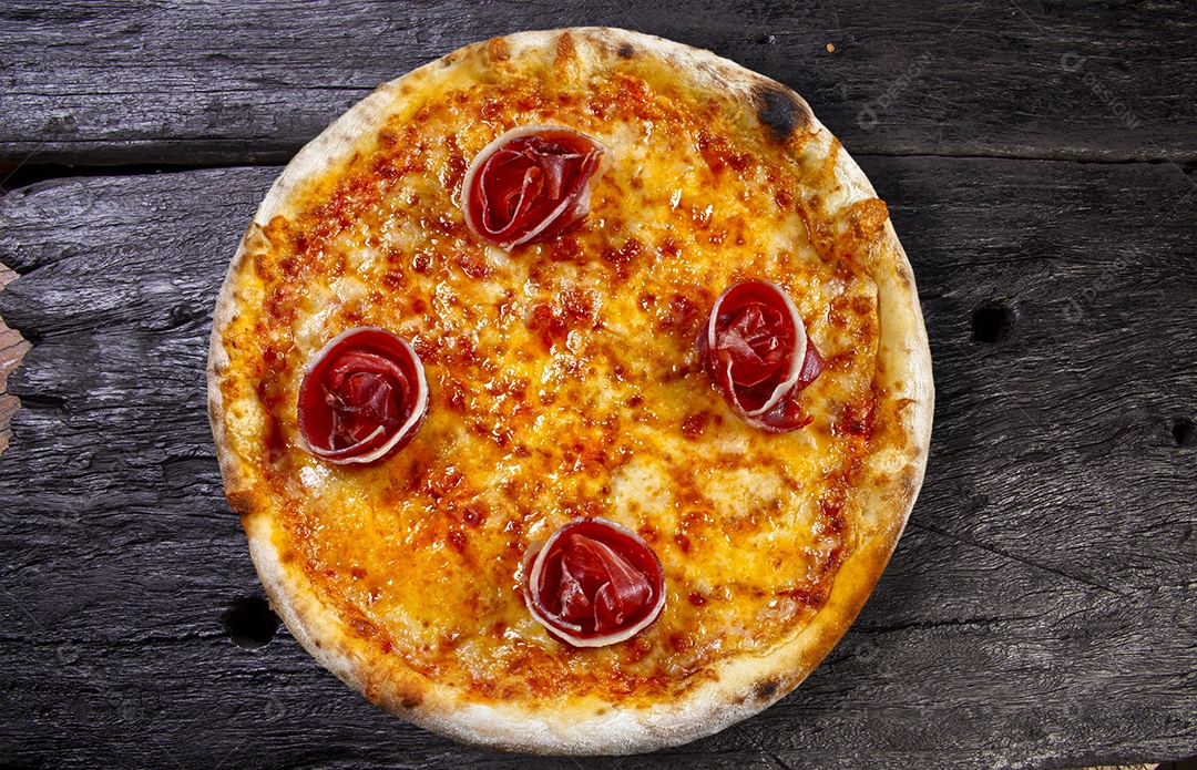 Pizza de presunto parma assada no forno a lenha