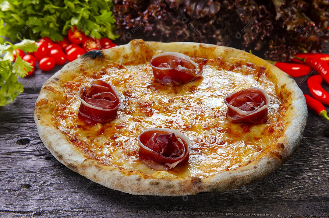 Pizza de presunto parma assada no forno a lenha