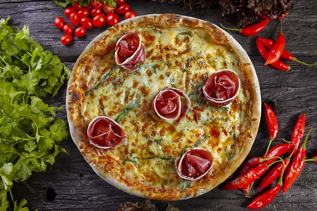 Pizza de presunto parma assada no forno a lenha